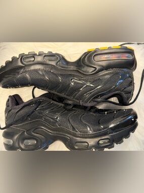 Nike Men's Black Mesh and Synthetic Running Sneakers